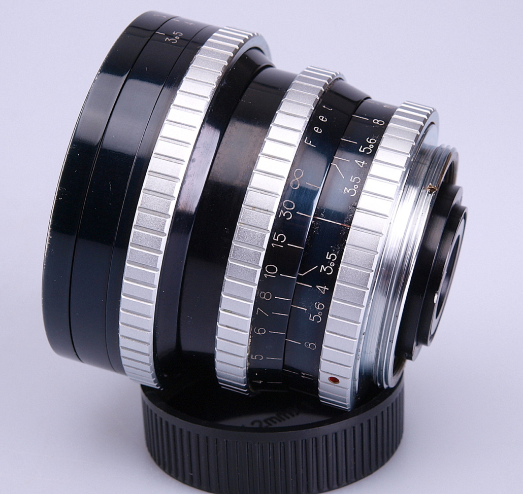 Angenieux Paris. 28mm F3.5 Retrofocus lens type R11 with M42mm